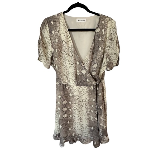 🆕 The Impeccable Pig Snake Skin Short Sleeve Wrap Dress Size L - Picture 14 of 15